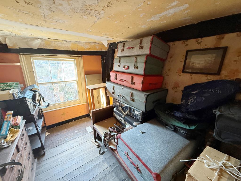 Lot: 114 - MID-TERRACE HOUSE FOR REFURBISHMENT IN DESIRABLE LOCATION - Bedroom